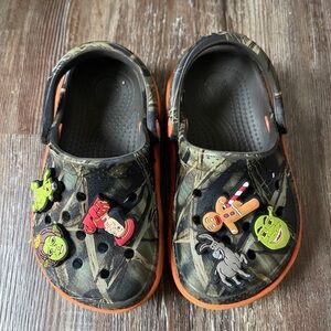 CROCS Classic Realtree Camoflaug Clogs w/Shrek Charms, Toddler 6/7C